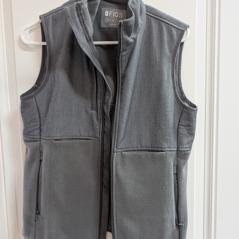 Figs Men's Gray Sleeveless Jacket